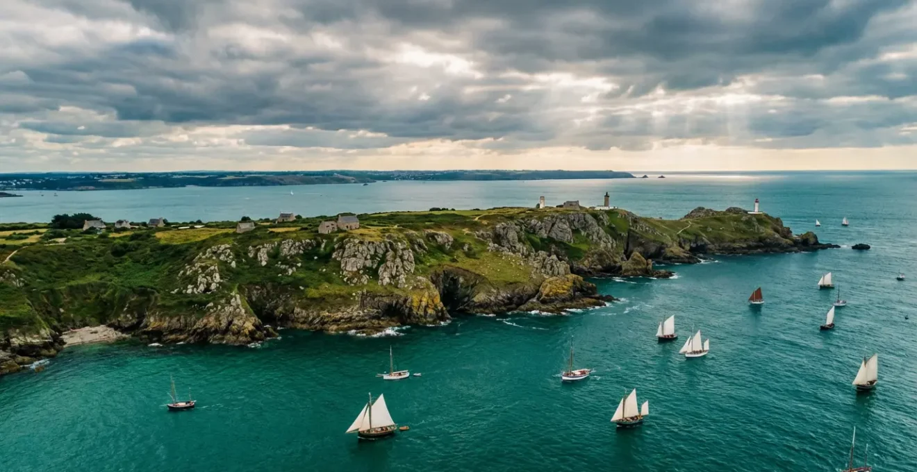 Vue aérienne de la presqu'île de Crozon au carrefour des eaux entre rade de Brest et baie de Douarnenez