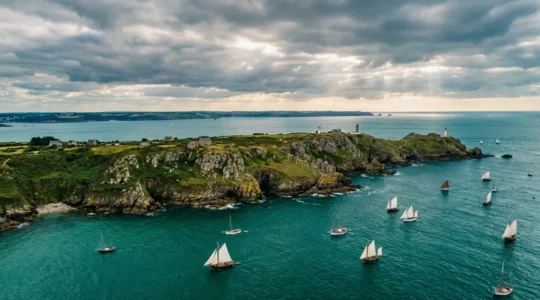 Vue aérienne de la presqu'île de Crozon au carrefour des eaux entre rade de Brest et baie de Douarnenez