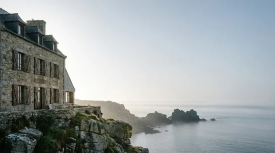 Vue panoramique d'un hôtel en bord de mer sur la presqu'île de Crozon avec terrasse et façade bretonne traditionnelle