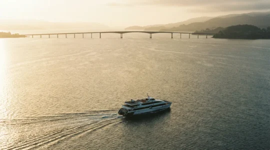 Vue panoramique d'un bateau navette traversant la rade de Brest avec le pont de l'Iroise visible au loin