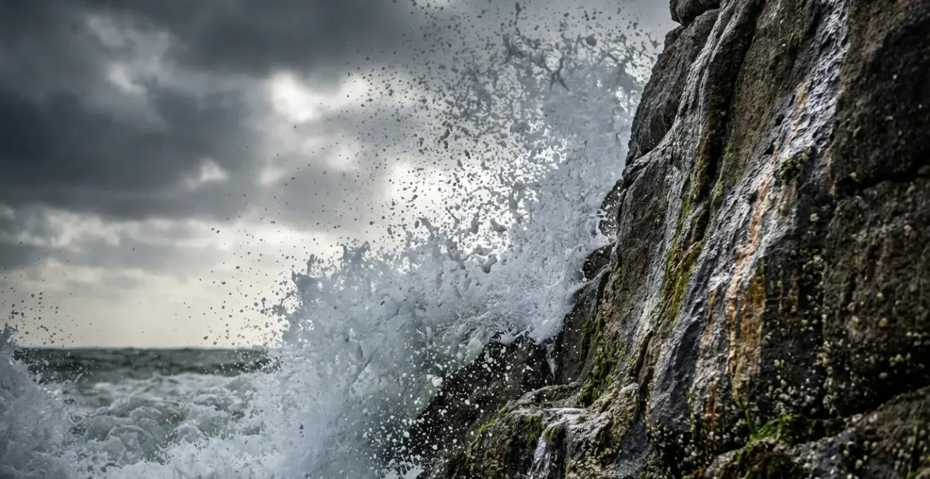 Vagues géantes se fracassant contre les rochers des Tas de Pois lors d'une tempête hivernale