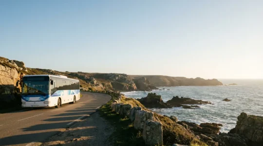 Vue d'ensemble d'un car BreizhGo traversant la presqu'île avec la mer en arrière-plan