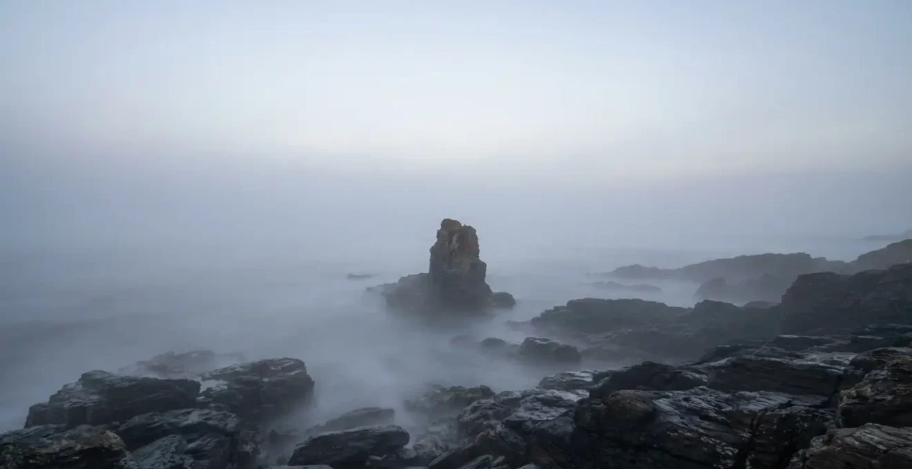 Représentation artistique minimaliste du voyage géologique de la Bretagne à travers les âges