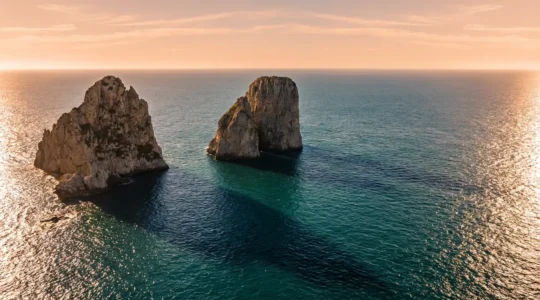 Vue aérienne des Tas de Pois émergeant de l'eau turquoise au large de la presqu'île de Crozon