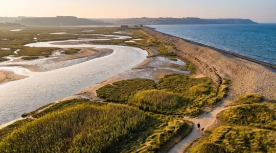 Vue aérienne d'une zone humide côtière bretonne avec cordon de galets, lagune et végétation caractéristique